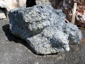 Solitérny kameň, hmotnosť 2260 kg, výška 210 cm